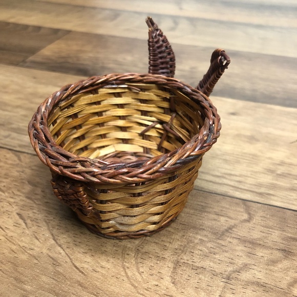 Vintage Rabbit Basket - Picture 2 of 5